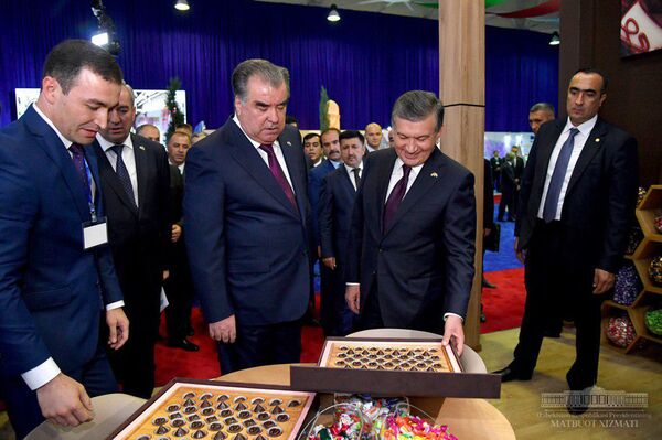 Мирзиёев и Рахмон открыли выставку промышленной продукции Таджикистана Мирзиёев и Рахмон открыли выставку промышленной продукции Таджикистана - Sputnik Узбекистан