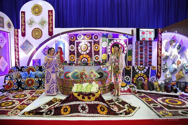 Мирзиёев и Рахмон открыли выставку промышленной продукции Таджикистана Мирзиёев и Рахмон открыли выставку промышленной продукции Таджикистана - Sputnik Узбекистан