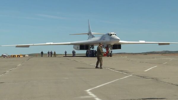 Ракетоносцы Ту-160 впервые приземлились на Чукотке - Sputnik Узбекистан