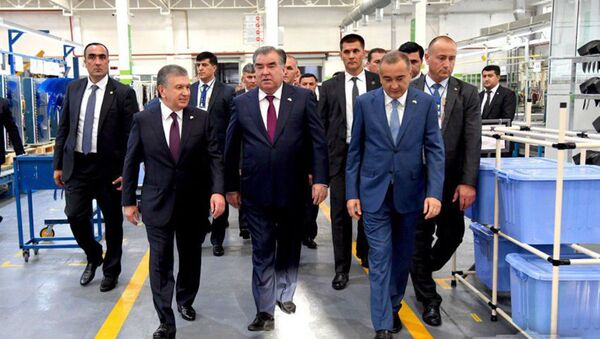 Президент Таджикистана Эмомали Рахмон в сопровождении Президента Шавката Мирзиёева посетил завод Artel в Ташкенте  - Sputnik Узбекистан