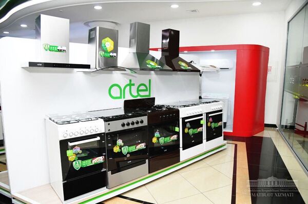 Президенты Узбекистана и Таджикистана посетили завод Artel в Ташкенте Президенты Узбекистана и Таджикистана посетили завод Artel в Ташкенте - Sputnik Узбекистан