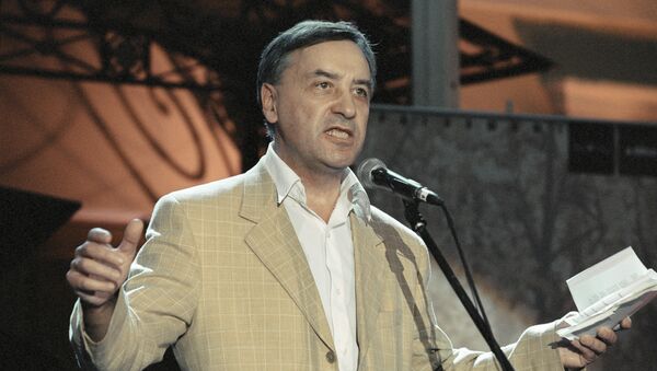 Поэт Николай Зиновьев выступает на литературном вечере. - Sputnik Узбекистан