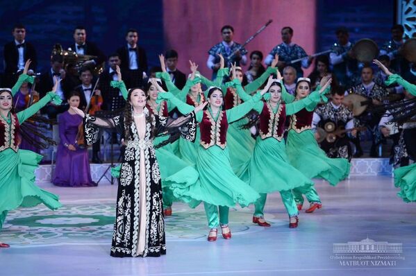 Узбекские и таджикские танцоры выступили для Мирзиёева и Рахмона - Sputnik Ўзбекистон