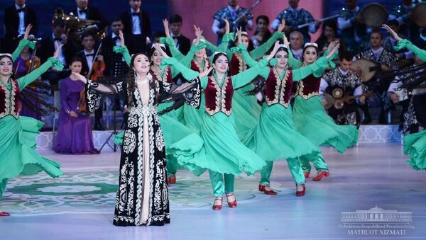Узбекские и таджикские танцоры выступили для Мирзиёева и Рахмона - Sputnik Узбекистан