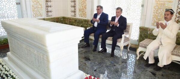 Мирзиёев и Рахмон почтили память Ислама Каримова Мирзиёев и Рахмон почтили память Ислама Каримова - Sputnik Узбекистан