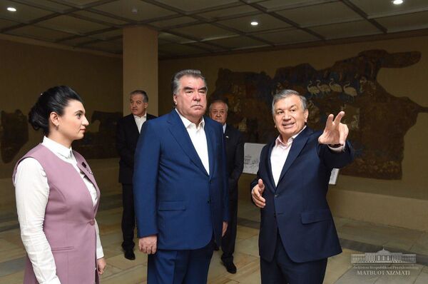 Главы Узбекистана и Таджикистана ознакомились с экспонатами музея Афросиаб Главы Узбекистана и Таджикистана ознакомились с экспонатами музея Афросиаб - Sputnik Узбекистан