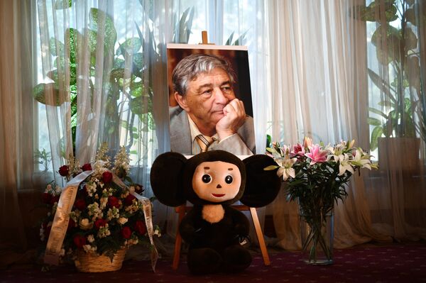 Люди приходят проститься с детским писателем Эдуардом Успенским - Sputnik Узбекистан