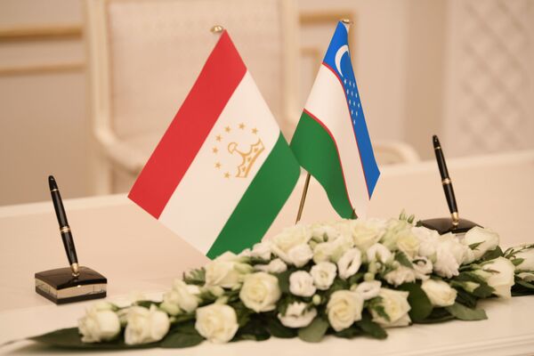 Флаги Узбекистана и Таджикистана - Sputnik Узбекистан