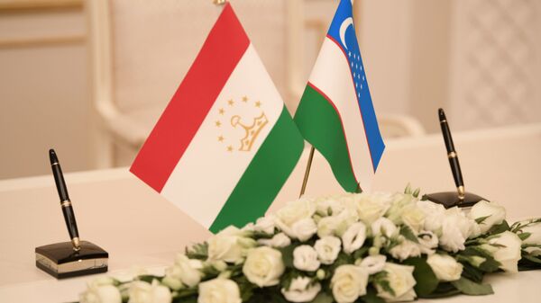Флаги Узбекистана и Таджикистана - Sputnik Ўзбекистон