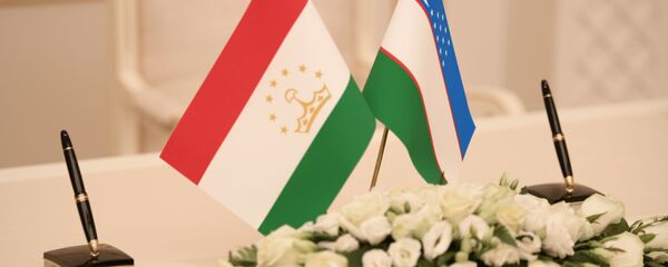 Флаги Узбекистана и Таджикистана Флаги Узбекистана и Таджикистана - Sputnik Ўзбекистон