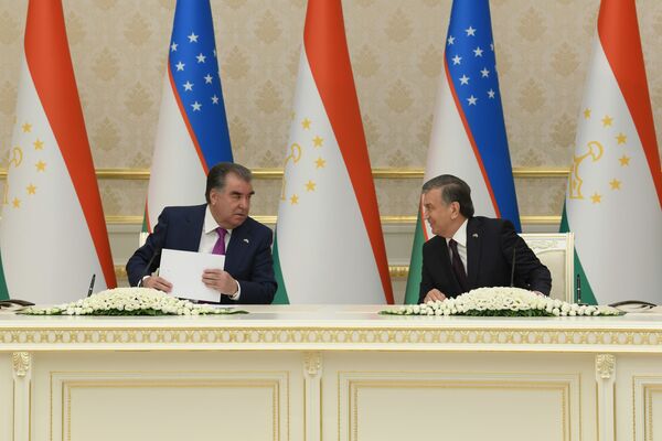 Шавкат Мирзиёев и Эмомали Рахмон во время подписания документов - Sputnik Узбекистан