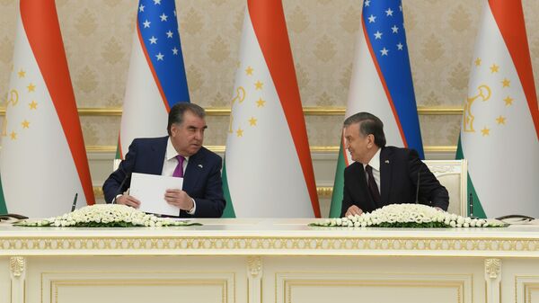 Шавкат Мирзиёев и Эмомали Рахмон во время подписания документов - Sputnik Ўзбекистон