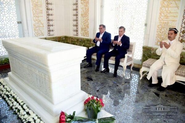 Шавкат Мирзиёев и Эмомали Рахмон в мавзолее Ислама Каримова - Sputnik Узбекистан
