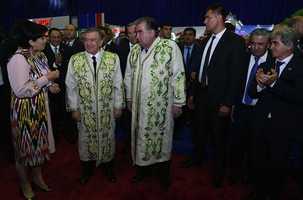 Рахмон и Мирзиёев посетили выставку таджикских товаров в Ташкенте   - Sputnik Узбекистан