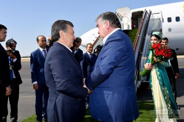 Шавкат Мирзиёев проводил Эмомали Рахмона в Таджикистан - Sputnik Узбекистан