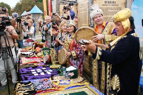 Сватовство для тех, кому за пятьсот: форум древних городов прошел в Рязани Сватовство для тех, кому за пятьсот: форум древних городов прошел в Рязани - Sputnik Узбекистан