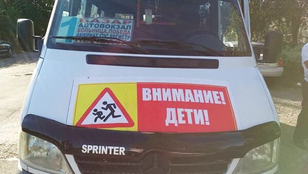 В Чуйской области в рамках месячника Внимание: дети! на маршрутных микроавтобусах установили предупреждающие баннеры - Sputnik Узбекистан