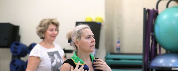 Занятие людей старшего возраста в фитнес-центре - Sputnik Узбекистан
