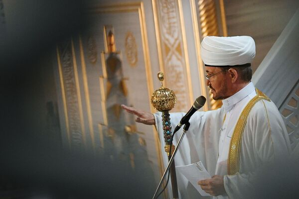 Председатель совета муфтиев России Равиль Гайнутдин выступает перед верующими на богослужении в честь праздника Курбан-байрам в Московской соборной мечети. - Sputnik Узбекистан