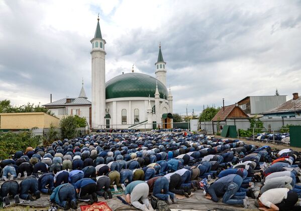  Верующие на намазе в праздник Курбан-байрам во дворе возле Соборной мечети Барнаула.  - Sputnik Узбекистан