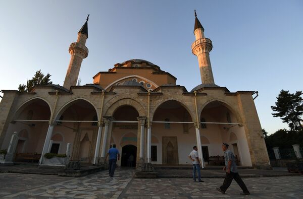 Мусульмане у мечети Джума Хан Джами в Евпатории во время празднования Курбан-байрама. - Sputnik Узбекистан