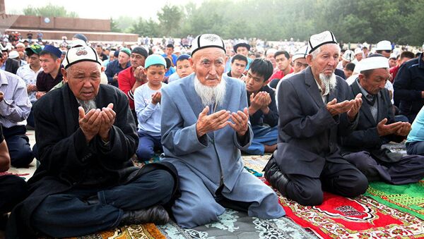 Мусульмане на праздничной молитве на центральной площади города Ош - Sputnik Узбекистан