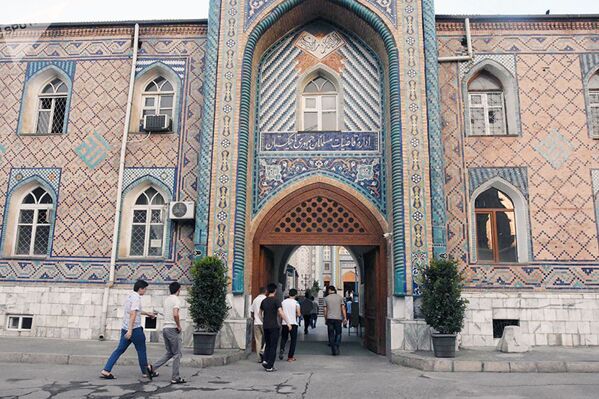 Праздничная молитва на Курбан-байрам в Душанбе, где праздник отмечают только один день, 21 августа. - Sputnik Узбекистан