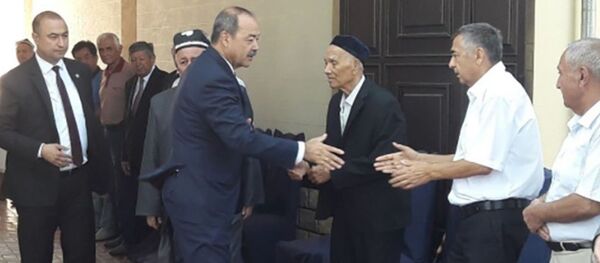 Абдулла Арипов посетил дом Халимы Худойбердиевой. Абдулла Арипов посетил дом Халимы Худойбердиевой. - Sputnik Ўзбекистон