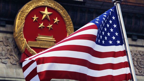 Флаг США на фоне эмблемы Китая - Sputnik Узбекистан
