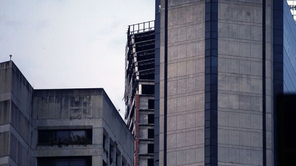 Недостроенный небоскреб в Венесуэле известный как Башня Давида накренился после землетрясения  - Sputnik Узбекистан