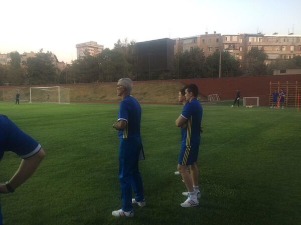 Сборная Узбекистана провела первую тренировку с Эктором Купером Сборная Узбекистана провела первую тренировку с Эктором Купером - Sputnik Узбекистан