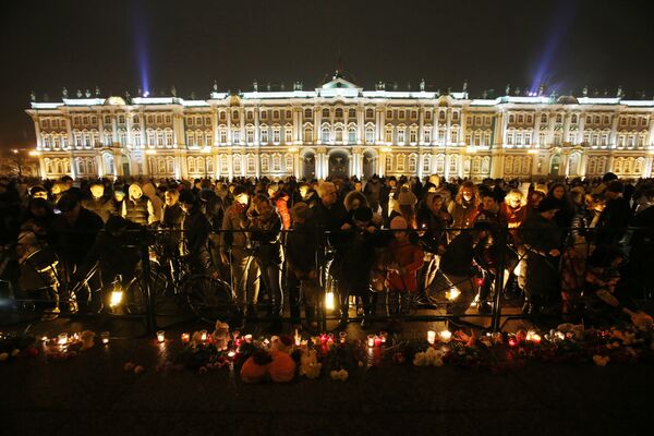 Акция памяти жертв крушения А-321 в Санкт-Петербурге - Sputnik Узбекистан