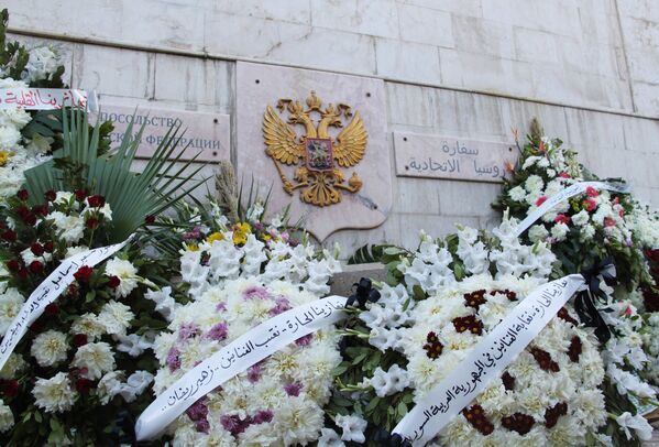 Цветы у посольства РФ в Дамаске - Sputnik Узбекистан