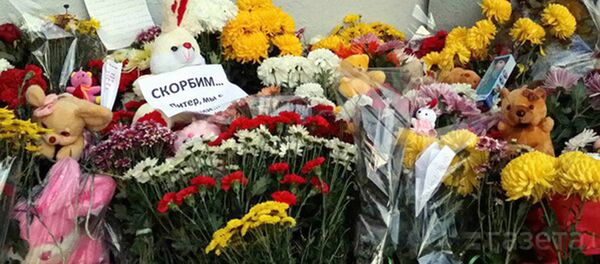 Ташкентцы несут цветы к посольству России - Sputnik Узбекистан