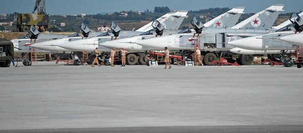 Российская боевая авиация на авиабазе Хмеймим в Сирии Российская боевая авиация на авиабазе Хмеймим в Сирии - Sputnik Узбекистан