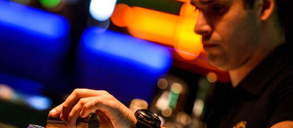 Бармен разливает напитки Бармен разливает напитки - Sputnik Узбекистан