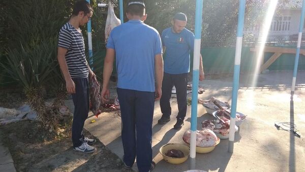 В Узбекистане раздавали мясо на Курбан хайит - Sputnik Узбекистан