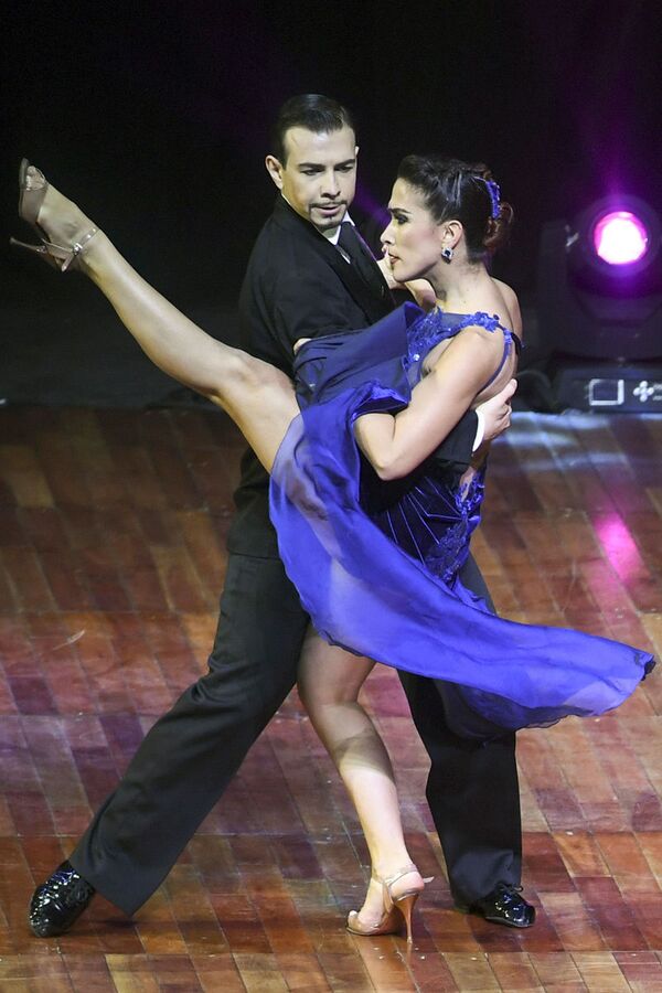 Итальянские танцоры танго Симоне Факкини и Giogia Abballe во время чемпионата мира по танго в Буэнос-Айресе, Аргентина - Sputnik Узбекистан