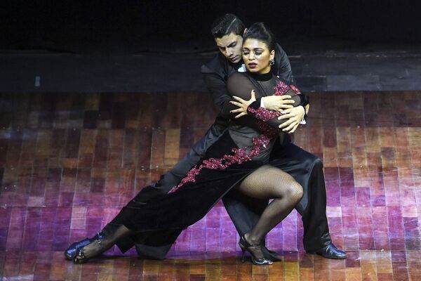 Kolumbiyalik tango o‘yinchilari Valentin Arias Delgado va Diana Franko Durango. - Sputnik O‘zbekiston