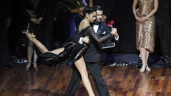 Rossiyskie tansori tango Dmitriy Vasin i Sagdiana Xamzina vo vremya finala chempionata mira po tango v Buenos-Ayrese - Sputnik O‘zbekiston