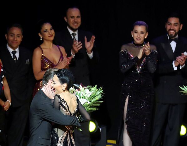 Дмитрий Васин и Сагдиана Хамзина радуются победе в чемпионате мира по танго в Буэнос-Айресе - Sputnik Узбекистан