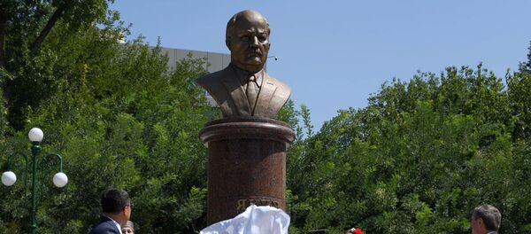 Церемония открытия бюста и улицы имени народного поэта Беларуси Якуба Коласа  Церемония открытия бюста и улицы имени народного поэта Беларуси Якуба Коласа - Sputnik Ўзбекистон