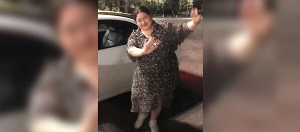 Назло комплексам: узбекистанка с пышными формами покорила танцем - Sputnik Узбекистан