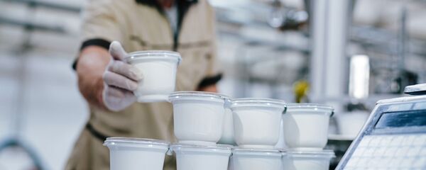 Сотрудник на производстве молочных продуктов  Сотрудник на производстве молочных продуктов  - Sputnik Ўзбекистон