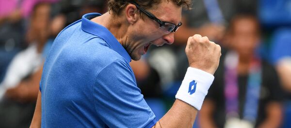 Денис Истомин из Узбекистана радуется победе над китайцем Ву Ибингом во время финального теннисного матча в одиночном разряде среди мужчин на азиатских играх 2018 года - Sputnik Узбекистан