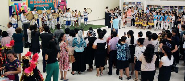 В Ташкенте прошла презентация новой школьной формы и изделий для учащихся - Sputnik Узбекистан