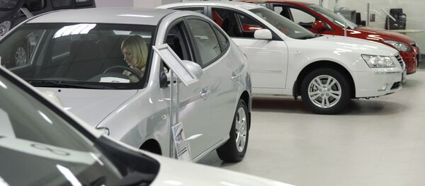 Посетительница осматривает автомобиль Посетительница осматривает автомобиль - Sputnik Узбекистан