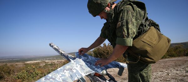 Военнослужащий готовит беспилотный летательный аппарат Военнослужащий готовит беспилотный летательный аппарат - Sputnik Узбекистан