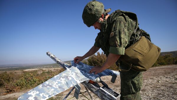 Военнослужащий готовит беспилотный летательный аппарат - Sputnik Узбекистан