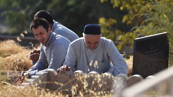 Na musulmanskom kladbishe v Dushanbe. - Sputnik O‘zbekiston